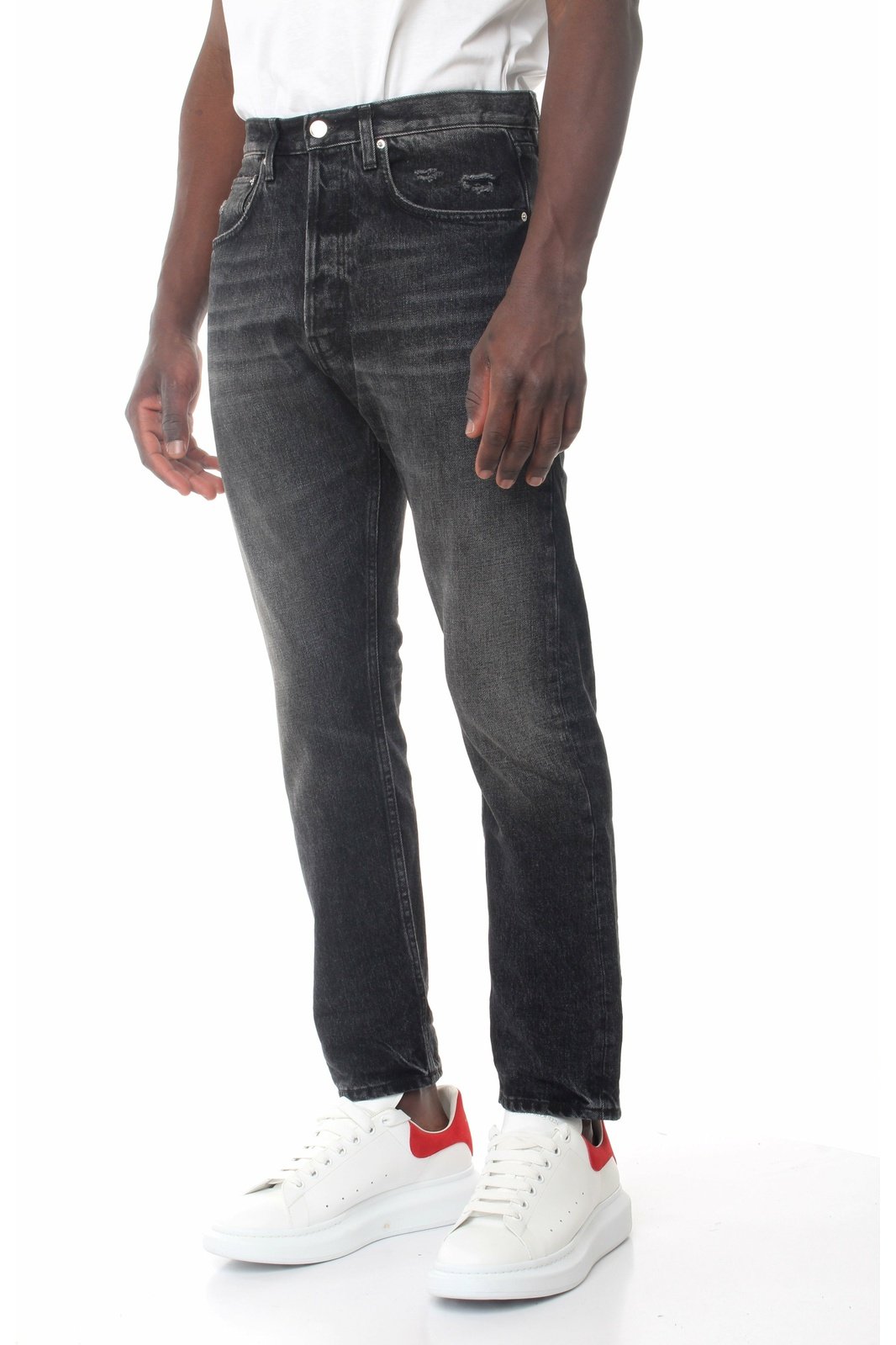 HAIKURE HEM03165DF098L0637 jeans modello straight con micro rotture sulle tasche, fettuccia con logo e tag