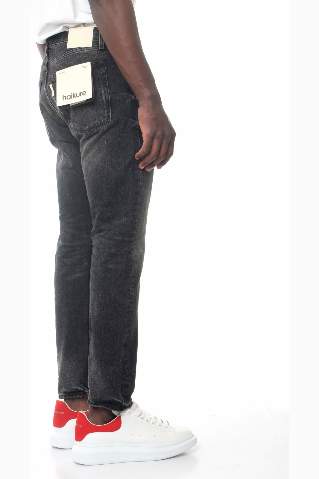 HAIKURE HEM03165DF098L0637 jeans modello straight con micro rotture sulle tasche, fettuccia con logo e tag